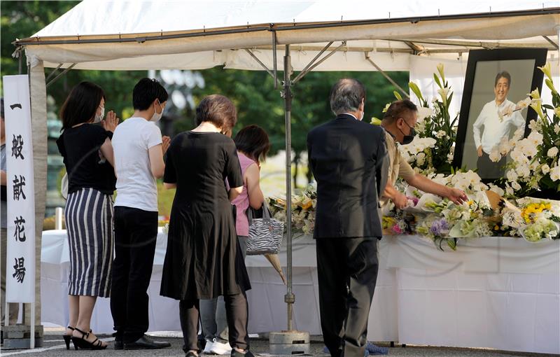 Ožalošćeni odaju počast ubijenom bivšem japanskom premijeru