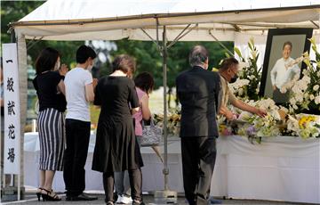 Ožalošćeni odaju počast ubijenom bivšem japanskom premijeru