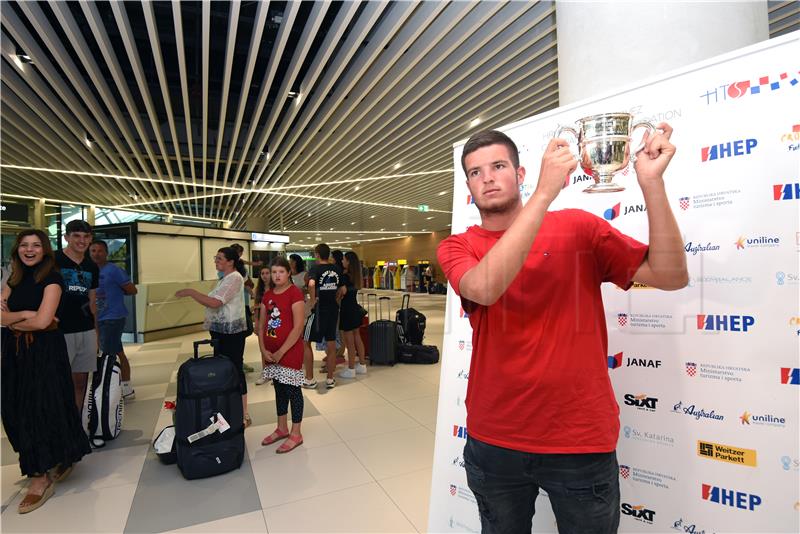 Doček Milija Poljička na splitskom aerodromu