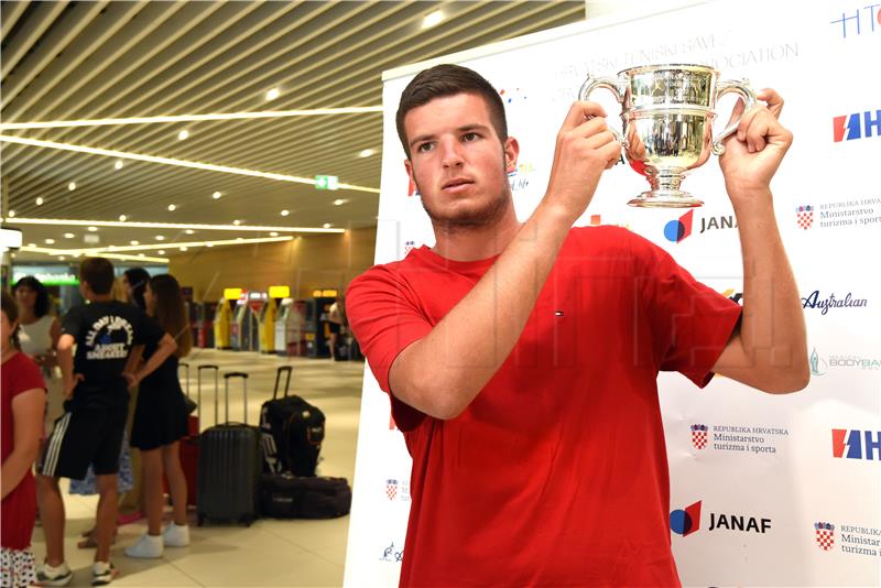 Doček Milija Poljička na splitskom aerodromu