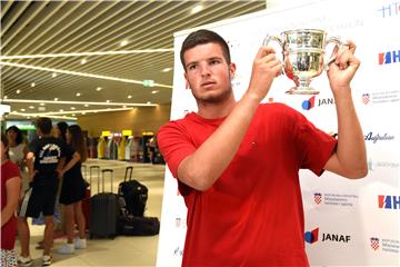 Doček Milija Poljička na splitskom aerodromu