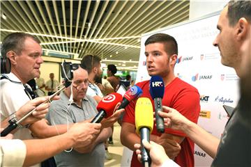 Doček Milija Poljička na splitskom aerodromu