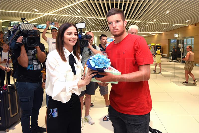 Doček Milija Poljička na splitskom aerodromu