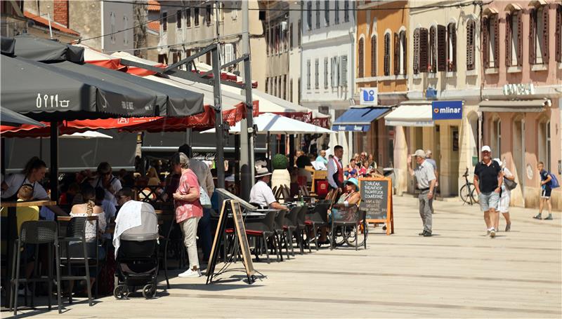 Covid 'potjerao' radnike iz ugostiteljstva u maloprodaju 