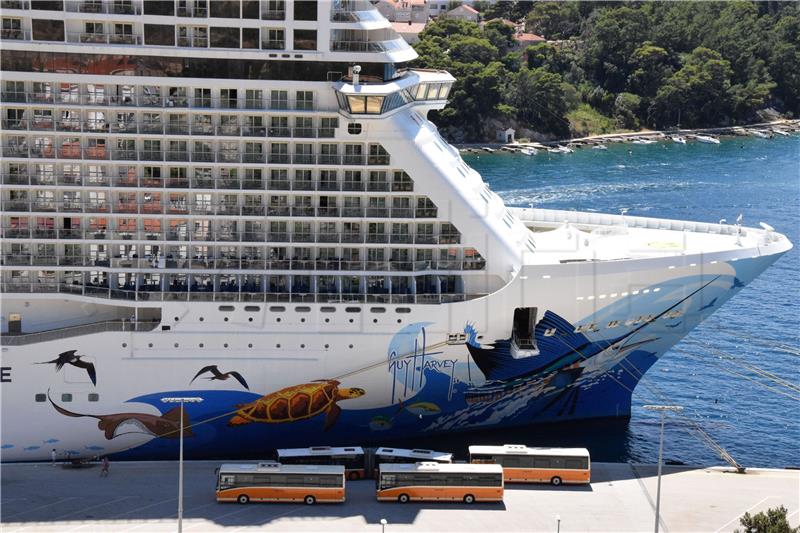 Kruzer Norwegian Escape u luci Gruž