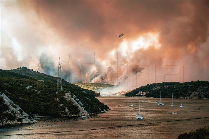 Šibenik-  Vatrena stihija se i dalje širi 