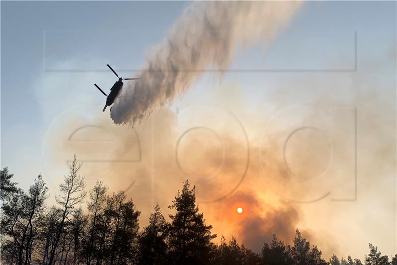 Srušio se helikopter pri gašenju požara u Grčkoj - televizija 