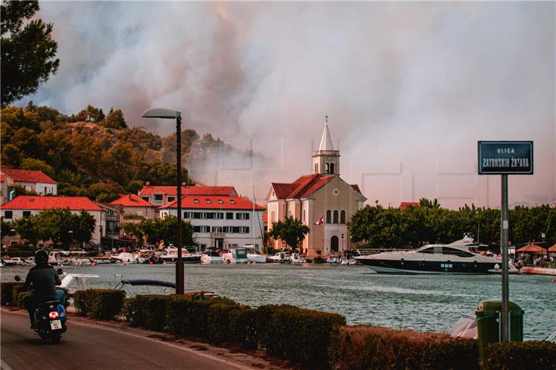 Šibenik- Vatrena stihija se i dalje širi 