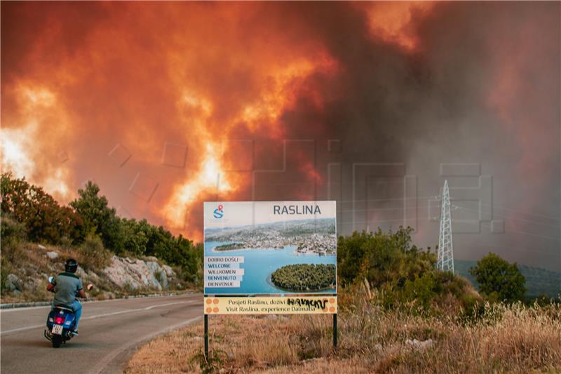 Population of Zaton, Raslina being evacuated due to wildfire