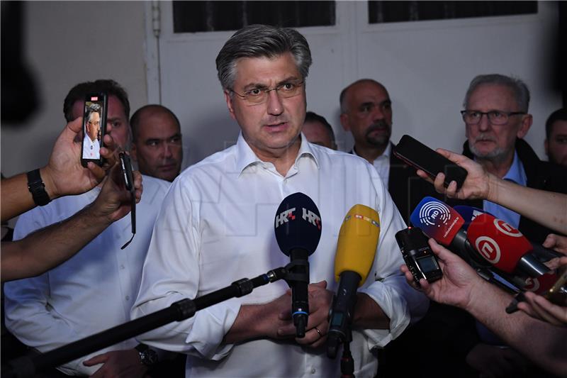 Plenković: Nema stradalih u požaru, sve raspoložive snage su na terenu