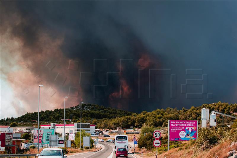 HVZ: Više od 200 vatrogasaca gasi požar kod Zatona