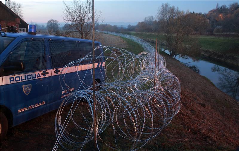 Slovenia starts removing wire fence on border with Croatia