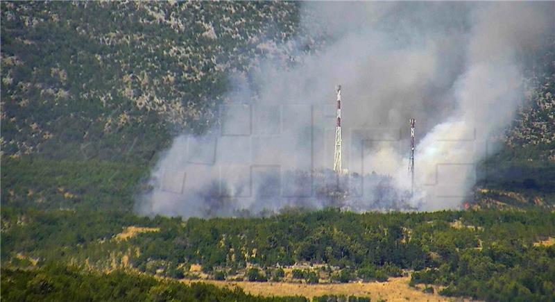 Požar kod Radošića gase kanader, dva air tractora i  četrdesetak vatrogasaca