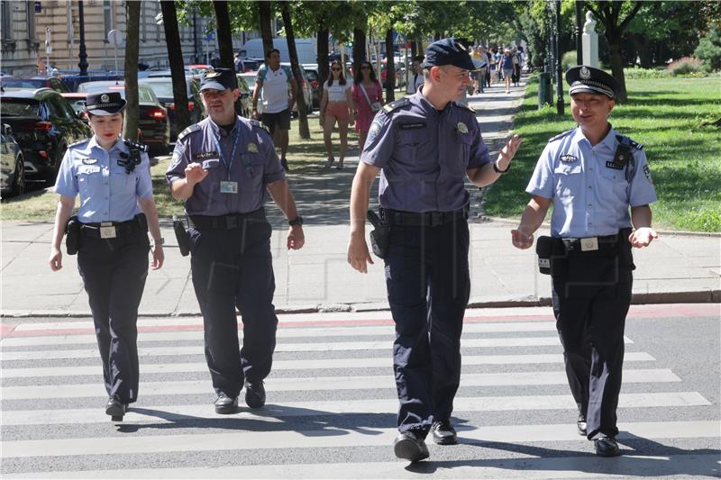 Dvoje kineskih policajaca u Zagrebu pomažu u turističkoj sezoni