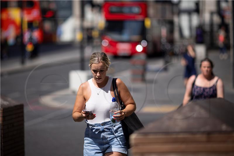 Požar progutao kuće kod Londona koji bilježi rekordnih 40 stupnjeva