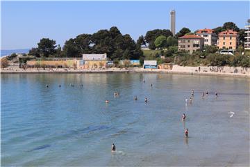 Bačvice plaža u stečaju, imovina - derutni kiosk, dva tuša i stari tepih