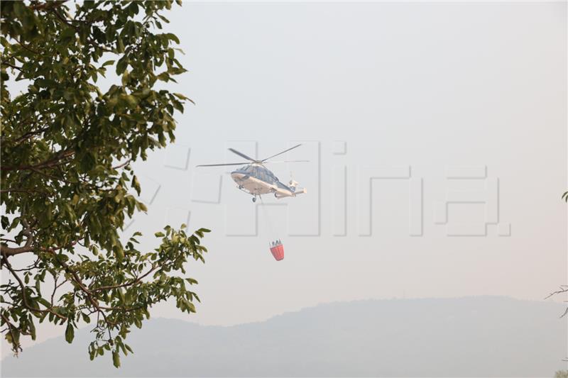 Nešto mirnija noć na slovenskom Krasu, no borba s požarom se nastavlja