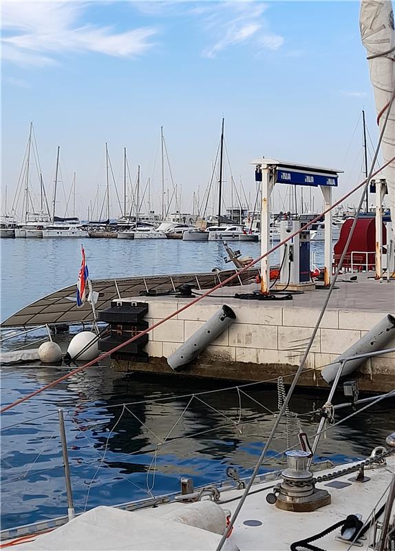 Turistički brod udario u splitsku Zapadnu obalu: Brod potonuo, putnici evakuirani