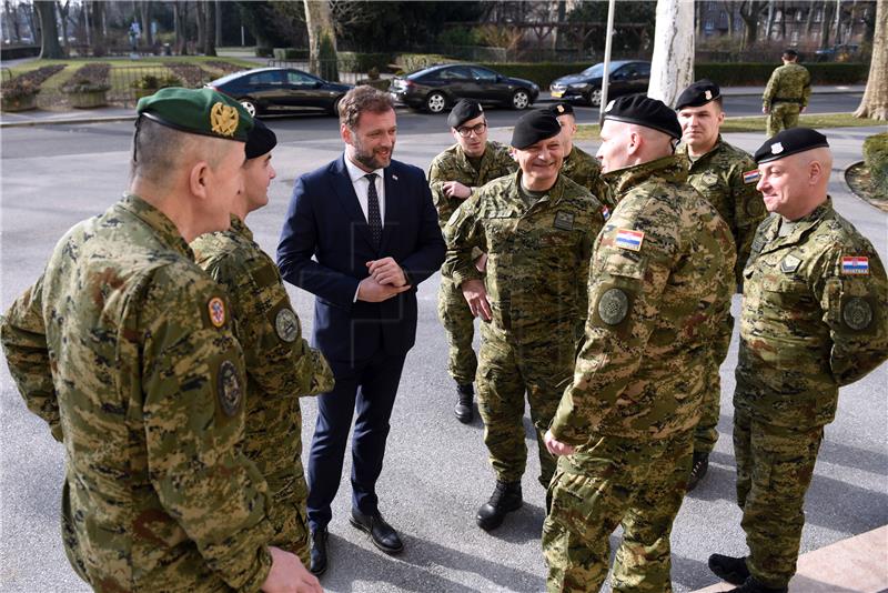 Defence minister meets Croatian military personnel before deployment to Hungary