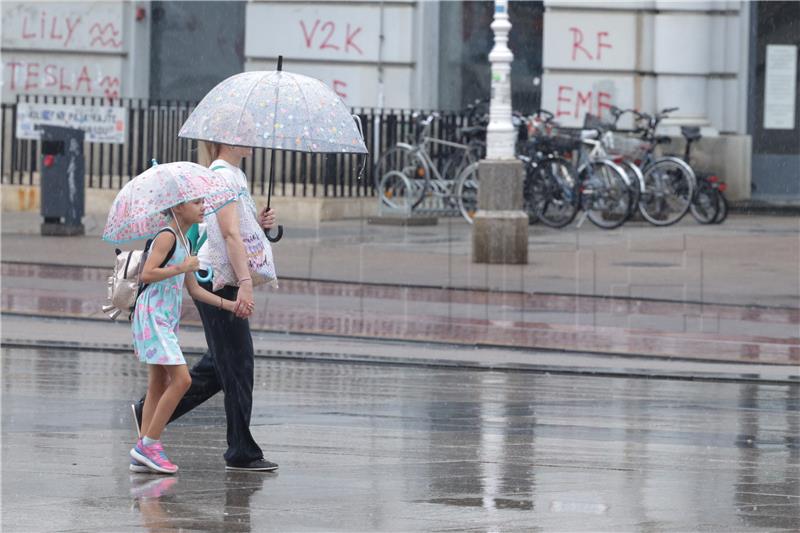 Ljetna kiša na zagrebačkom glavnom trgu