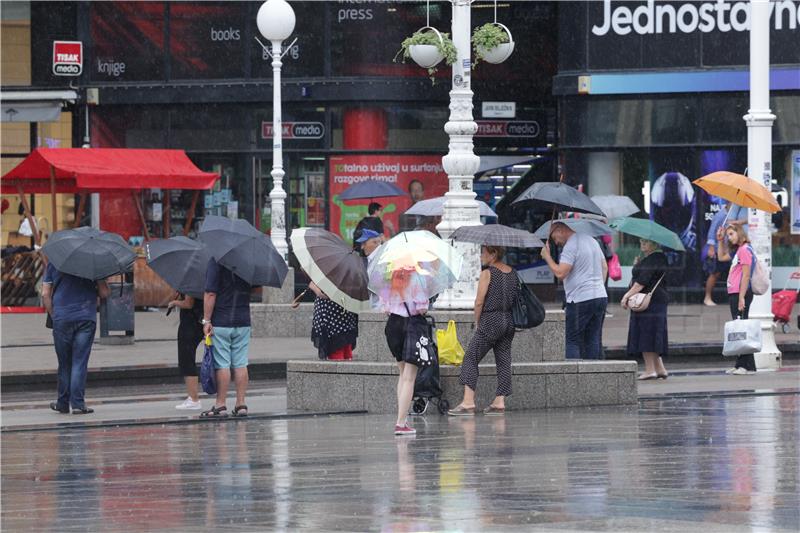 Ljetna kiša na zagrebačkom glavnom trgu