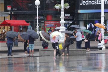 Ljetna kiša na zagrebačkom glavnom trgu