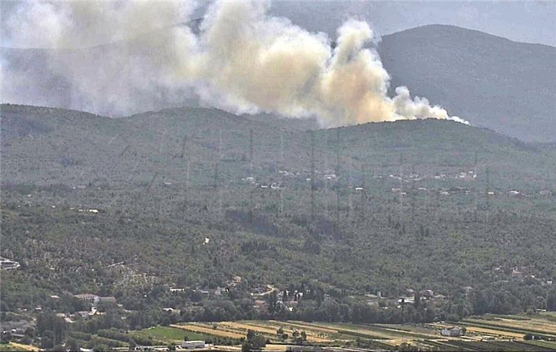 Požar kod Imotskog pod nadzorom, velik broj intervencija i zbog nevremena