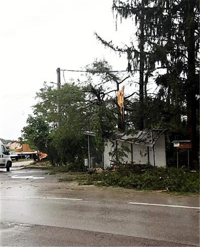 Vatrogasci i dalje saniraju posljedice nevremena u Karlovačkoj županiji