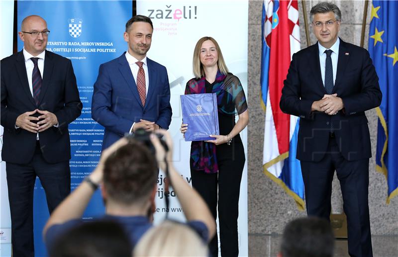 Uručeni ugovori u okviru Poziva "Zaželi – program zapošljavanja žena – faza III"