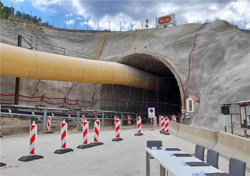 PM satisfied with pace of construction of Učka Tunnel's second tube