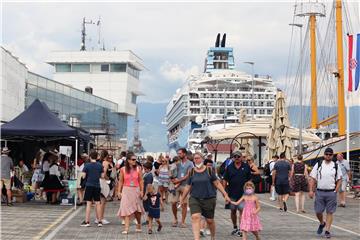 Rijeka: U riječku luku uplovila dva kruzera