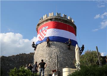 Rijeka: Kula na Trsatskoj gradini obavijena hrvatskom zastavom