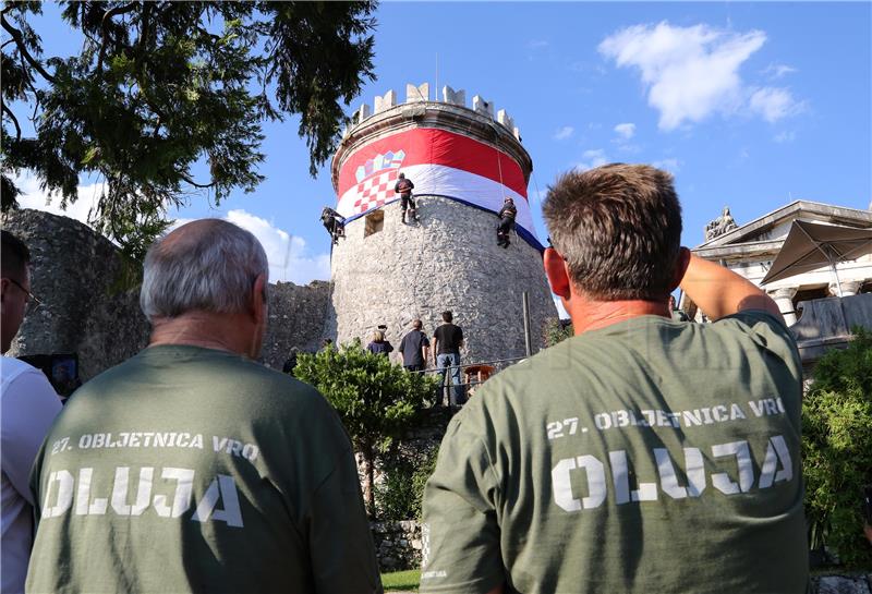 Rijeka: Kula na Trsatskoj gradini obavijena hrvatskom zastavom