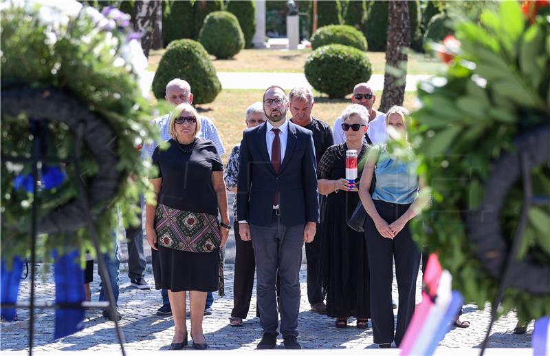 Izaslanstvo Grada Zagreba položio vijence na Mirogoju