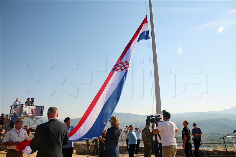 Na Kninskoj tvrđavi podignuta hrvatska zastava