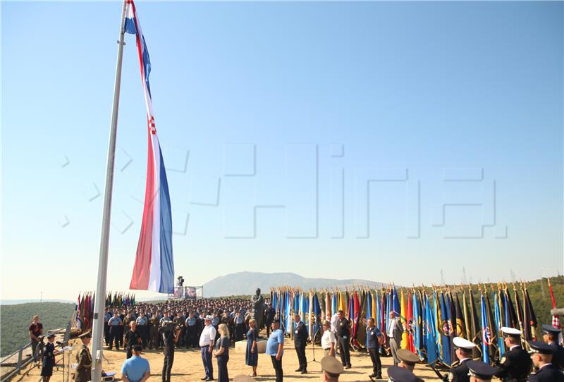 Numerous MPs, mayors, politicians attend Knin commemoration