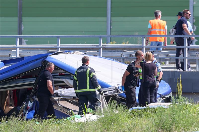 U prometnoj nesreći poginulo 12, a ozlijeđeno više od 40 putnika