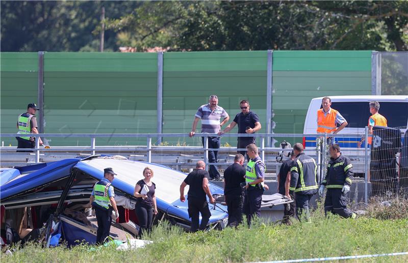 U prometnoj nesreći poginulo 12, a ozlijeđeno više od 40 putnika