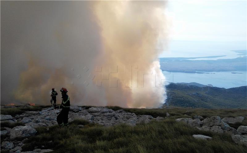 Na Velebitu sedmi dan gori, a zbog bure opasnost od širenja požara raste 