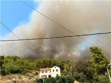 Vatrogasci: Obranjene kuće na otoku Hvaru, povoljnije stanje na požarištu