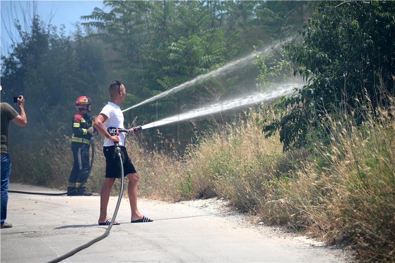 Maloljetnici neopreznim bacanjem opušaka izazvali požar