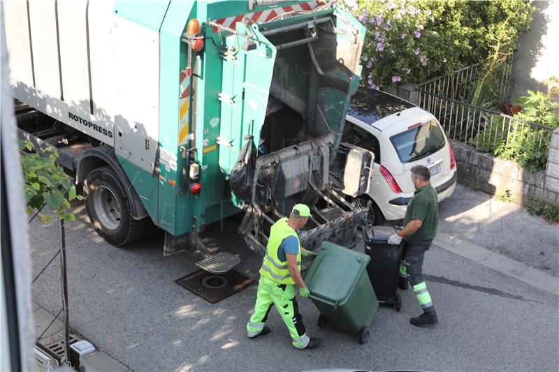 Pao s kamiona čistoće, u bolnici se bori za život