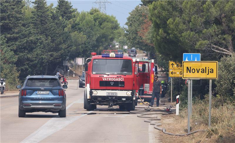 Požar u Novalji lokaliziran i stavljen pod kontrolu