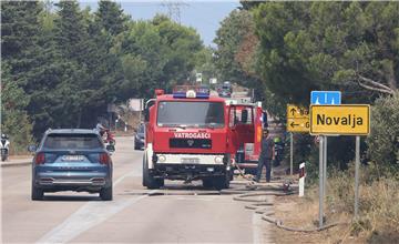 Požar u Novalji lokaliziran i stavljen pod kontrolu