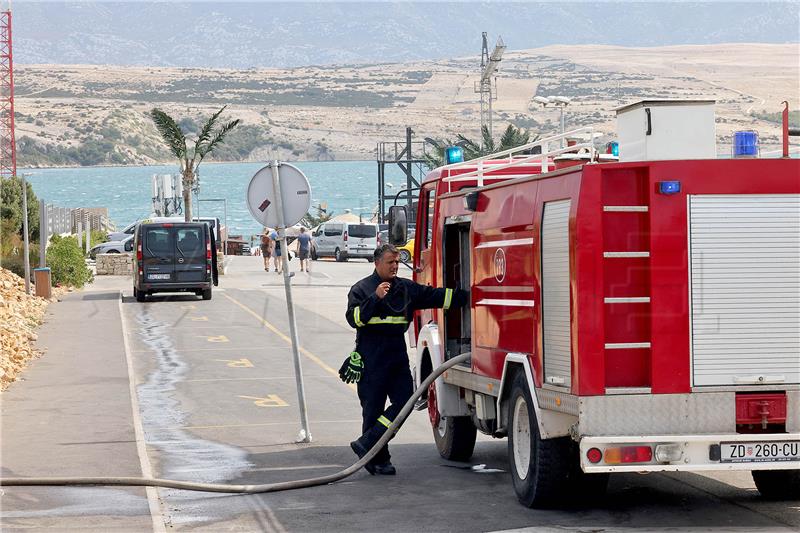 Požar u Novalji lokaliziran i stavljen pod kontrolu