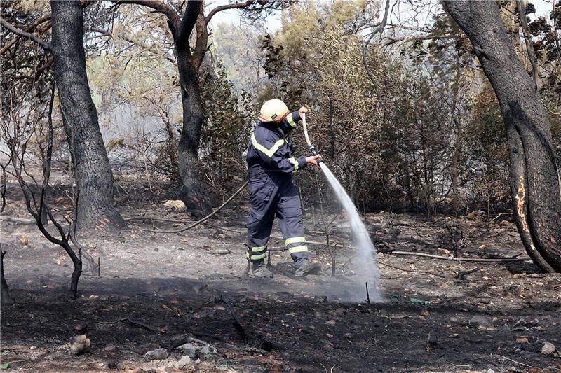 Požar u Novalji lokaliziran i stavljen pod kontrolu