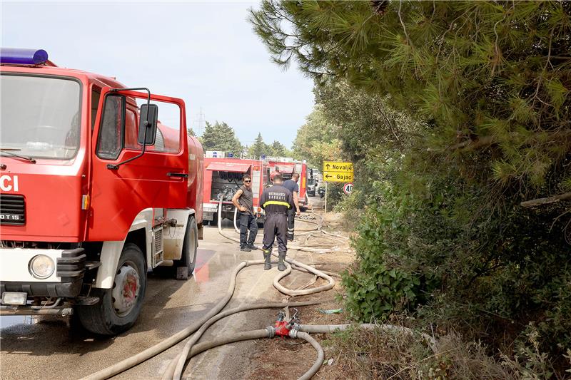 HVZ: Požar s područja Lovinca proširio se na Zadarsku županiju