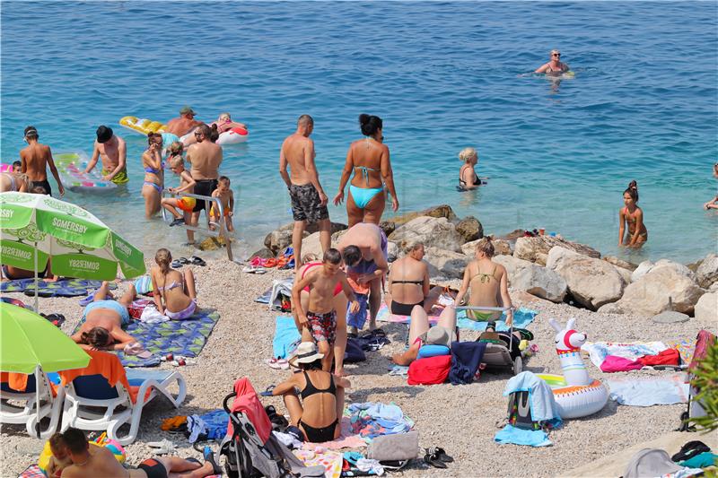 Turisti na makarskim plažama