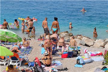 Turisti na makarskim plažama