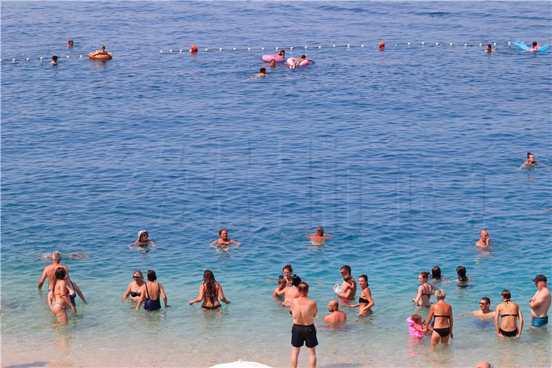 Turisti na makarskim plažama